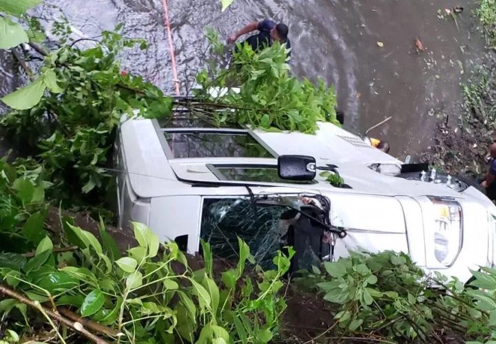 El bus de la ruta La Unión-San Miguelito se traslada por la vía Transístmica con pasajeros, antes de caer al río en el área de Las Cumbres, frente a la barriada Princesa de Gales, en Panamá Norte.