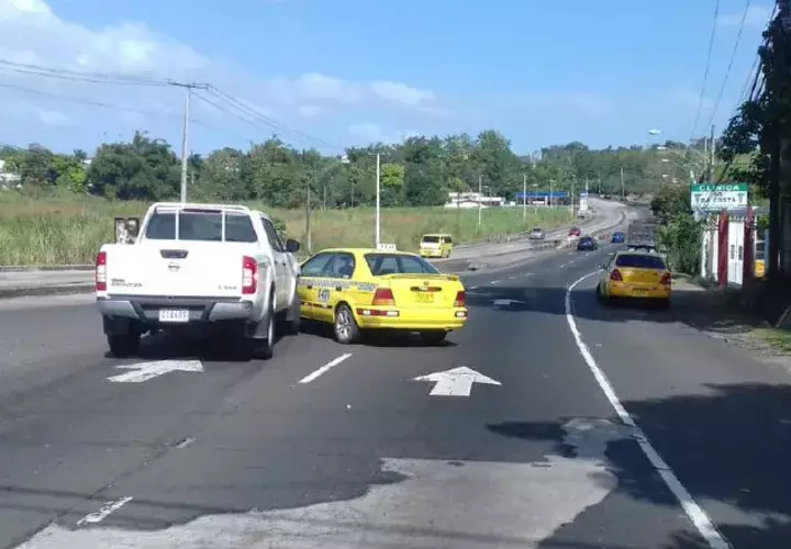 Los usuarios siguen tomándose riesgos en las carreteras. Foto: Panamá América.