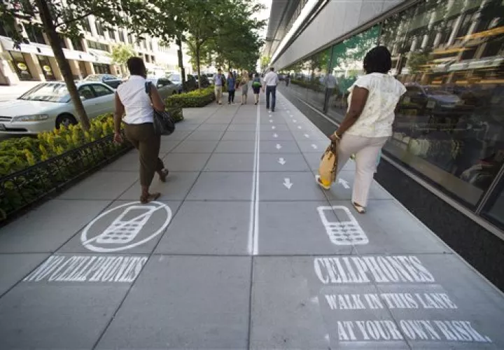 En algunos países han puesto en funcionamiento las aceras para los que usan sus celulares. Foto/AP