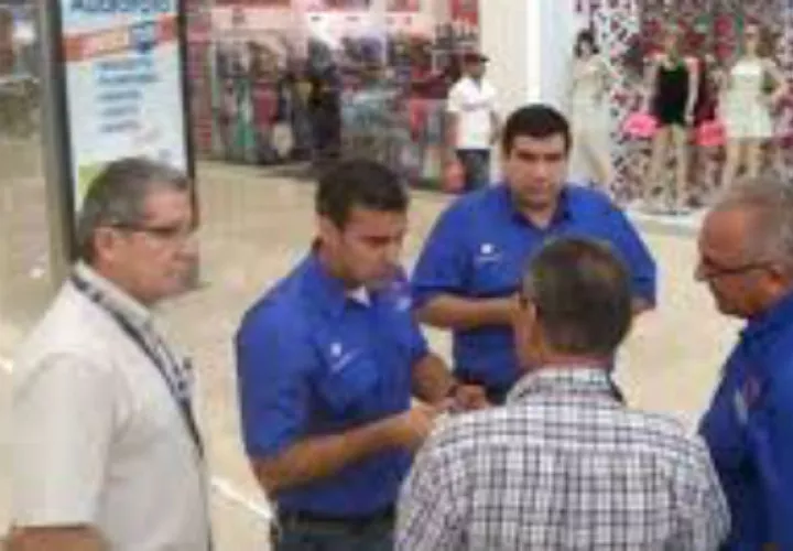Tanto en las orientaciones, como para las denuncias, existen 15 diversas instancias, con personal capacitado, que brindan asesoría y respuestas al consumidor .