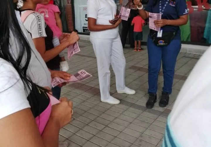 Yulixa de Sierra de la Regional de Colón orienta a los consumidores en el Centro Comercial Las Terrazas de Sabanitas. Foto/Twitter/Acodeco
