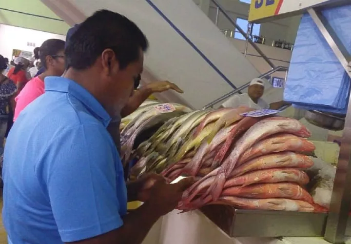 Personal de información de precios y verificación actualizó los precios de los productos del mar.Foto: Acodeco