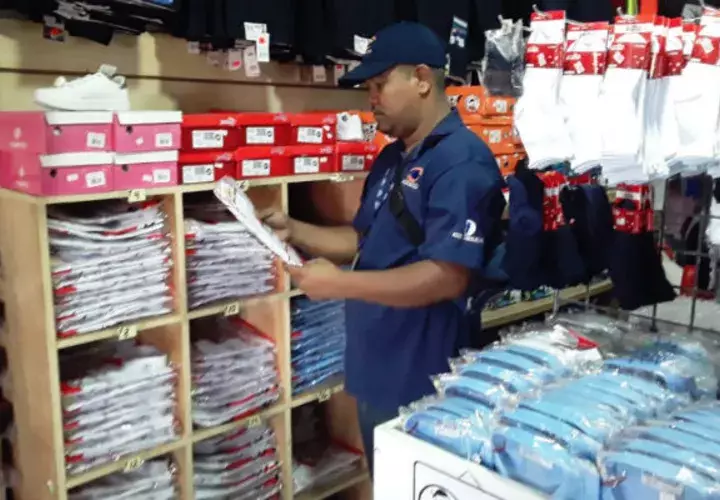 Desde el pasado mes de febrero el personal de la Acodeco visita los establecimientos comerciales para verificar la veracidad de las ofertas publicadas sobre el retorno escolar. Foto/Cortesía