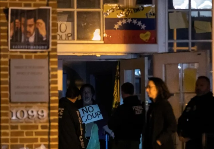 Un activista (c) partidario del presidente venezolano, Nicolás Maduro, conversan  con varios oficiales de policía en el interior de la embajada de Venezuela en Washington, DC (EE.UU.). FOTO/EFE