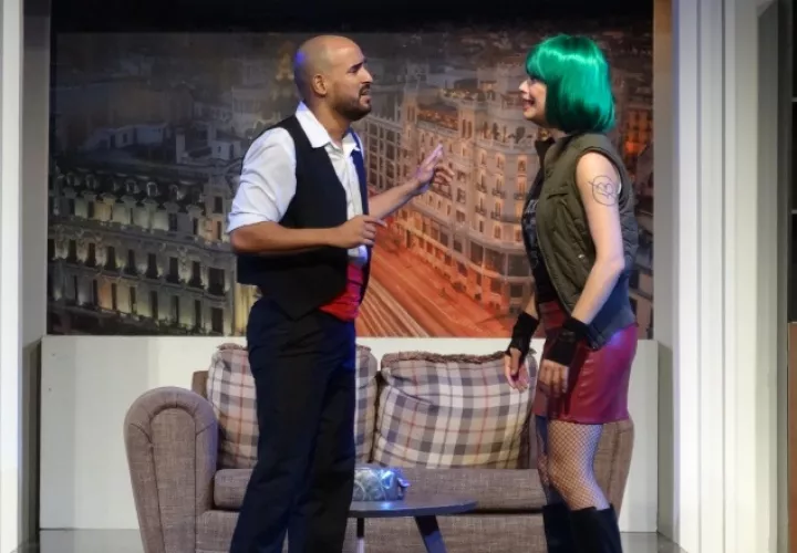 Samuel Ibarra y Yarelí Cartín, en una escena de la comedia dramática "Cámbiamela por otra", en Teatro ABA. Rosalina Orocú Mojica.