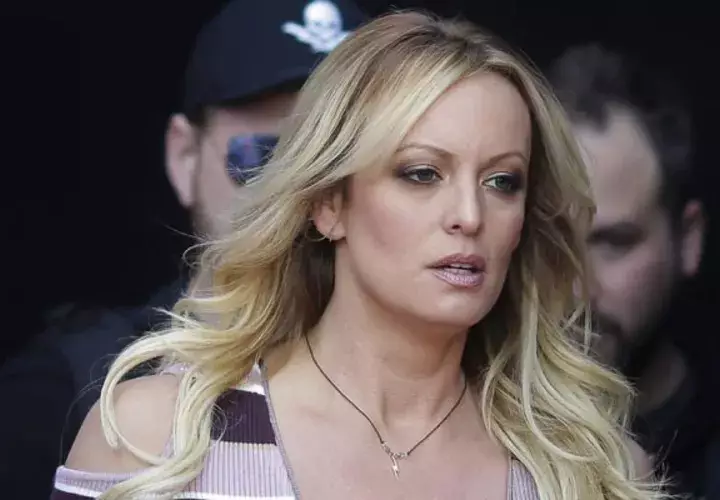 La actriz de cine adulto, Stormy Daniels, interpuso el requerimiento judicial porque Trump afirmó que Daniels mentía cuando dijo que había recibido amenazas para que guardara silencio sobre una supuesta relación que ambos mantuvieron una década atrás. FOTO/AP