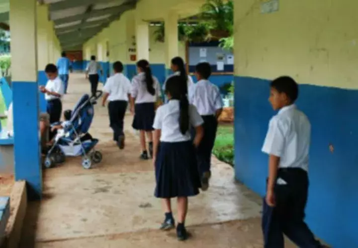 Los padres de familia tienen que hacer todo un trámite engorroso para matricular a sus acudidos.