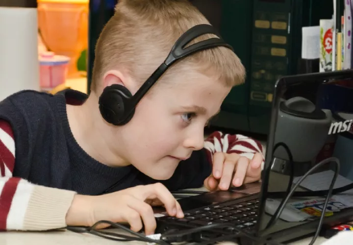 Si su hijo es amante de los videojuegos y los patrones de sueño se ven alterados, tenga cuidado. 