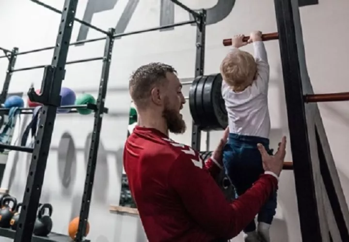 McGregor niega ser el padre de la niña.