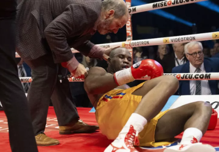 El doctor Marc Gagne (izq.)  atiende a  Adonis Stevenson de Canadá. Foto:AP