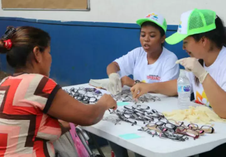 Entrega de lentes.