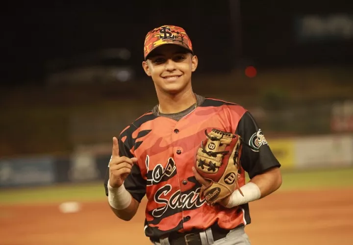 Adrián Montero está cerca de hacer historia.