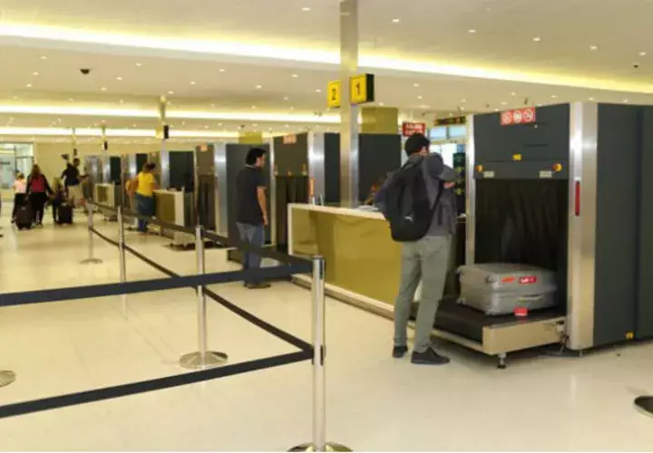 A cada uno de estos viajeros se le entregó la suma de 500 dólares para gastos.