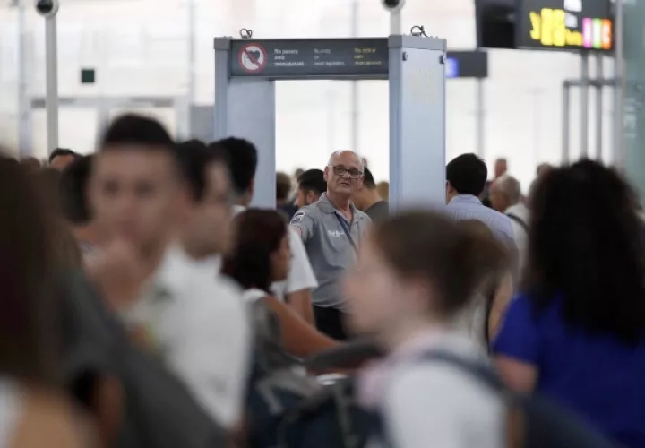 En plena temporada veraniega en Europa, la huelga obligó a suspender 62 vuelos previstos para el sábado y la tromba de agua supuso la cancelación de otros 46 y el desvío de cinco a otros aeropuertos. FOTO/EFE