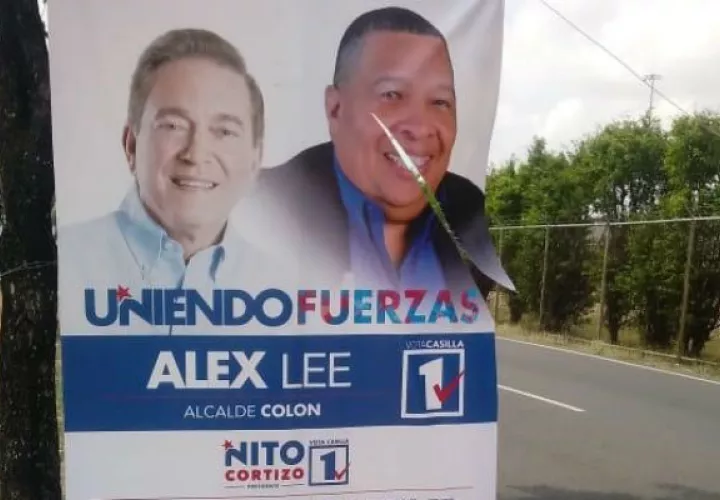 El afiche estaba ubicado en el corredor en la entrada de la urbe colonense. Foto: Diómedes Sánchez S.