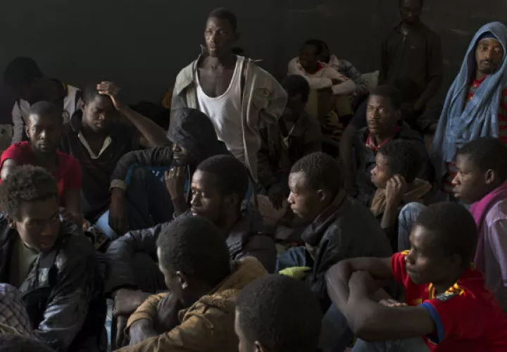 Hay unos 500 mil migrantes en Libia, 5 mil de ellos en centros de detención. Un centro libio en el 2015. Foto/ Tyler Hicks/The New York Times.