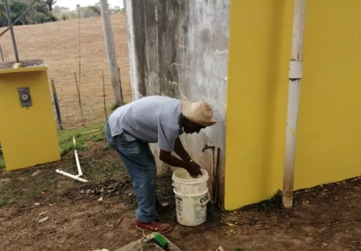 La población se ha abocado a la compra de agua o el acarreo desde corregimiento vecino de Iturralde. Foto/Eric Montenegro