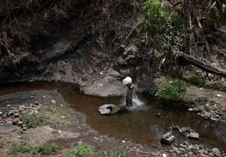Ante la falta de agua, se van a los ríos. Foto: EFE