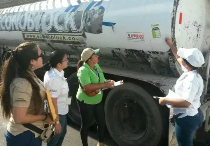 Unos 36 carros cisterna serán utilizados en las mojaderas en Chitré, Monagrillo y Parita. Foto: Thays Domínguez. 