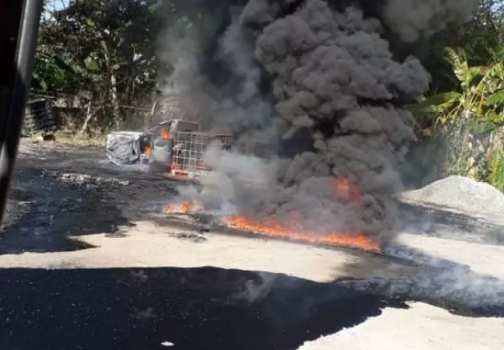La candela destruyó el auto en Aguadulce. @BCBRP
