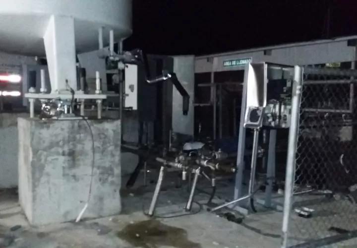 La explosión causó daños en la empresa ubicada en Aguadulce. @BCBRP