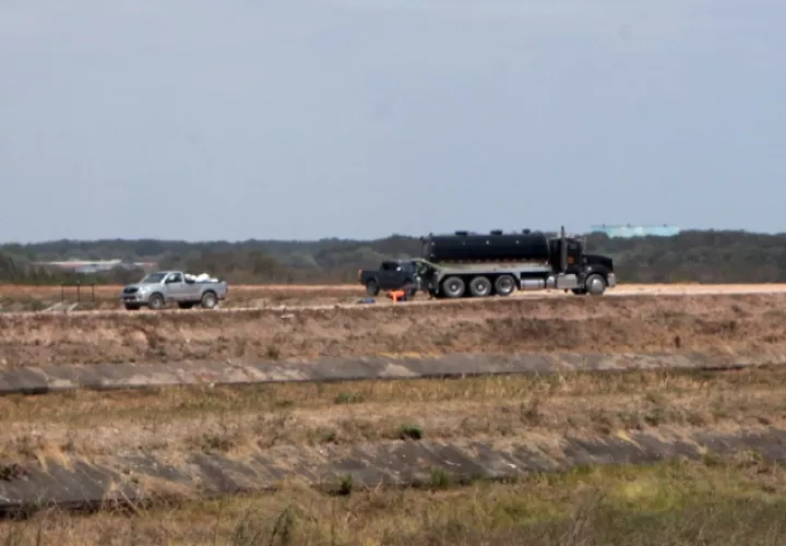 Momento en que uno de los camiones transporta material proveniente de la mina. Víctor Arosemena