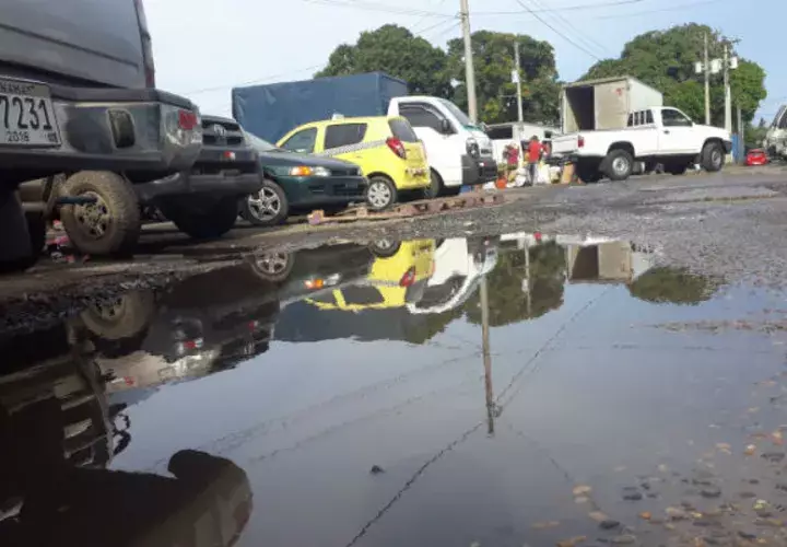 Aguas servidas y lodo en las calles del mercado.