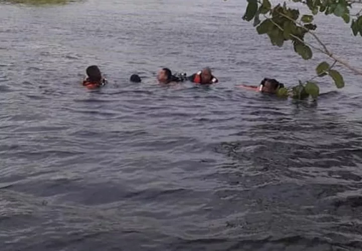 Labores de rescate por buzos expertos del Sinaproc en Lago Alajuela. Foto/Diómedes Sánchez