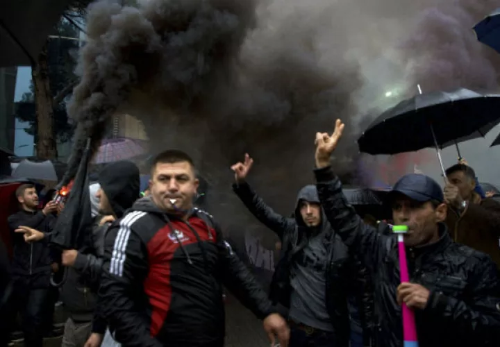 Manifestantes portaban bengalas y bombas incendiarias. Foto: AP. 