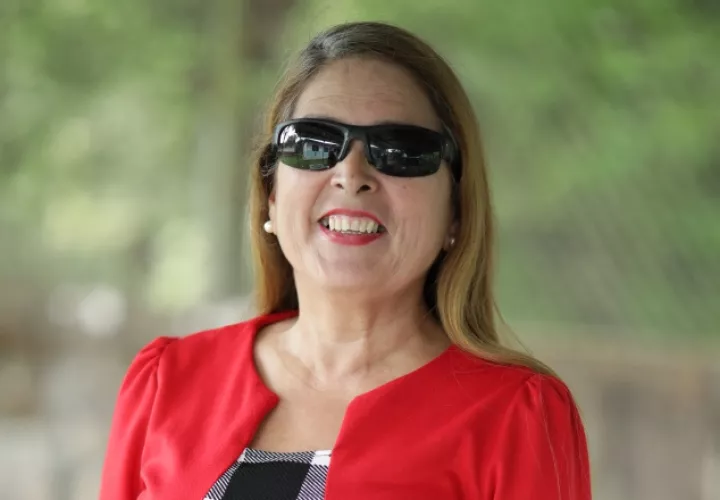 La discapacidad no le impidió a Albertina Navarro graduarse con honores. Foto: Aurelio Herrera Suira