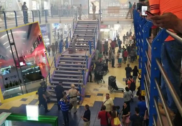 Pirotecnia dentro del centro comercial tomó por sorpresa a la policía y a la seguridad interna. 