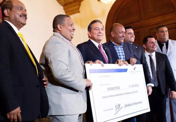 El presidente Laurentino Cortizo entregó $4,200,000 a municipios y juntas comunales como parte de la descentralización. Foto: @NitoCortizo.