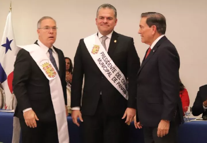 José Luis Fábrega; el presidente del concejo, Carlos Pérez Herrera, y el presidente Laurentino Cortizo. Foto de Twitter