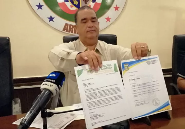 El alcalde Rollyns Rodríguez muestra las notas entregadas en los comercios. Foto: Eric A. Montenegro.