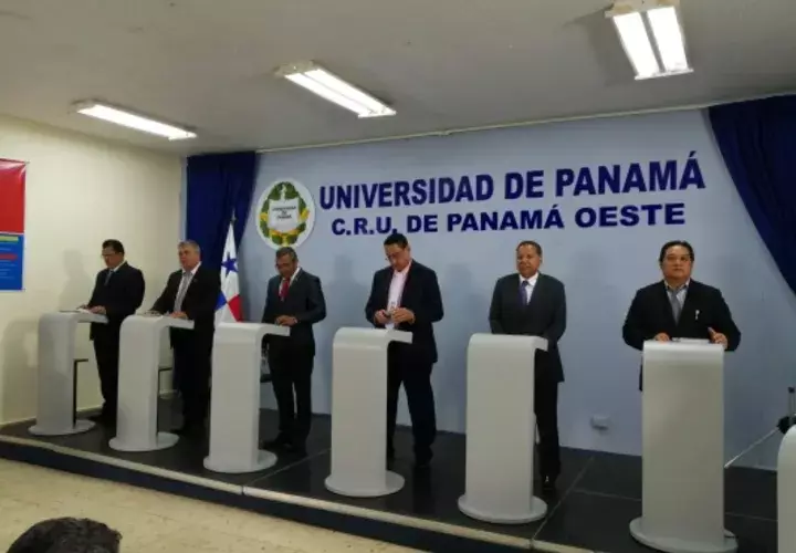 Los seis candidatos que buscan hacerse de la Alcaldía de La Chorrera, participaron de un debate organizado por la Regional de la Universidad de Panamá. Foto/Eric Montenegro