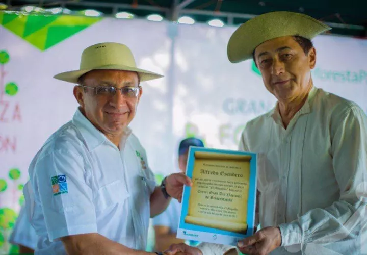 Alcibiades Vásquez Velásquez (izq.) fue ministro de Desarrollo Social en el Gobierno de Juan Carlos Varela. Foto Mides