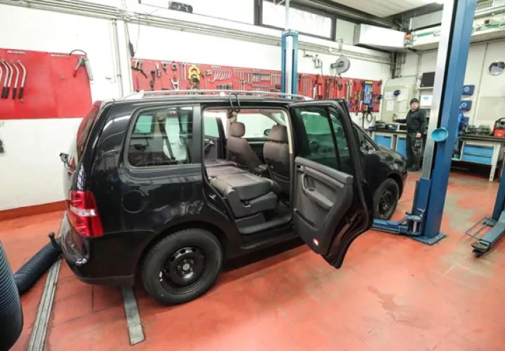 Vista de un auto que escondía drogas en su interior, incautado por la Oficina Federal de Investigación Criminal (BKA), en la sede de Wiesbaden, Alemania.FOTO/EFE