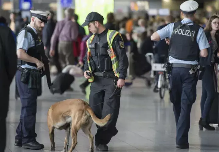  Policías alemanes patrullan por la terminal del aeropuerto de Fráncfort. Foto/ EFE