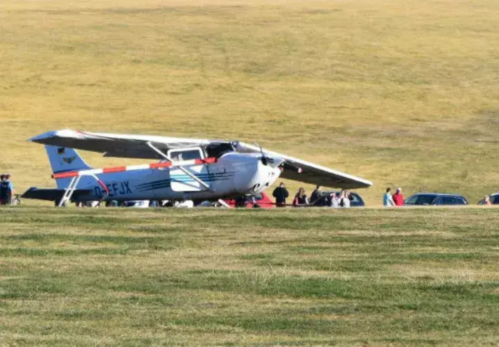 Según fuentes policiales citadas por los medios, el piloto perdió el control de la avioneta cuando trataba de aterrizar.