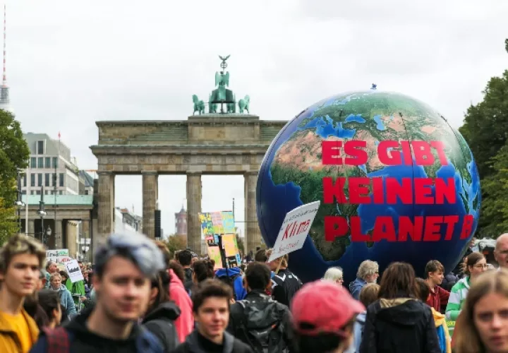  Decenas de jóvenes manifestantes sostienen un globo gigante con la inscripción "No hay planeta B" con motivo de la huelga mundial por el clima. FOTO/EFE