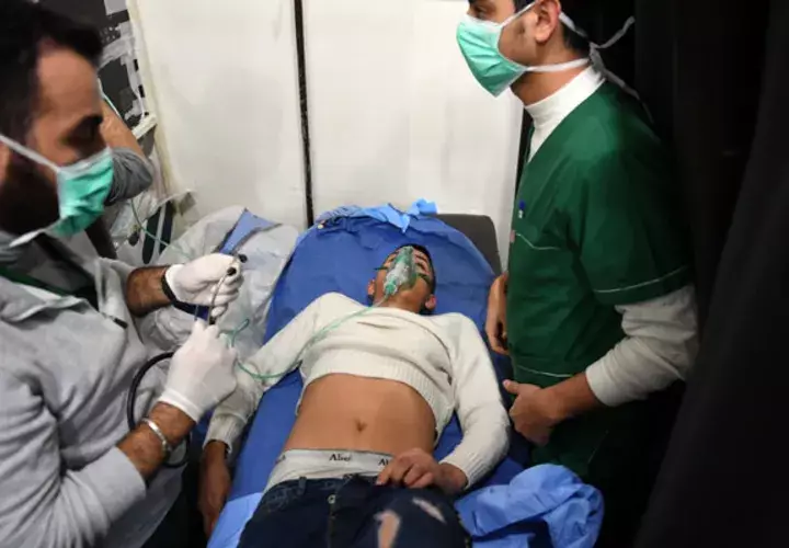 Según los cálculos del Observatorio Sirio, 94 personas necesitaron atención médica y 31 de ellas permanecen hospitalizadas por los efectos del gas. FOTO/AP