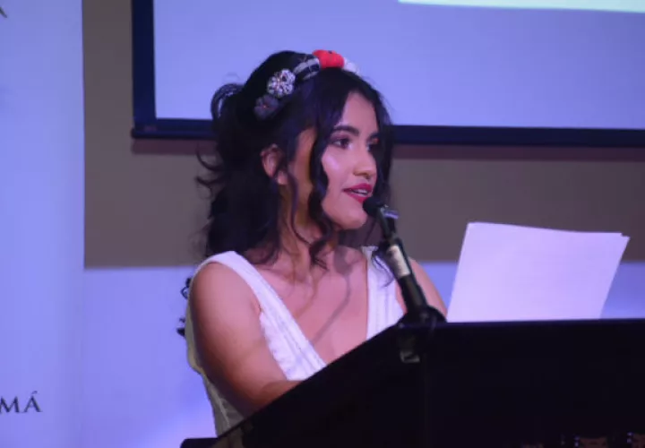 Escritora Alessandra Monterrey Santiago. Afirma que:"... en mi caso la poesía no es un hobby o símbolo de status para pretenderme elegida o marginada. Es un diálogo sobre todo conmigo misma donde abro puertas y cierro otras." Foto: Cortesía.