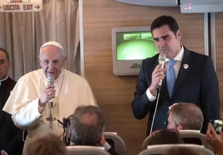 El portavoz de la Santa Sede, Alessandro Gisotti, (D), precisó que "ha sido reiterada la cercanía del Santo Padre y de la Santa Sede al pueblo venezolano. FOTO/EFE