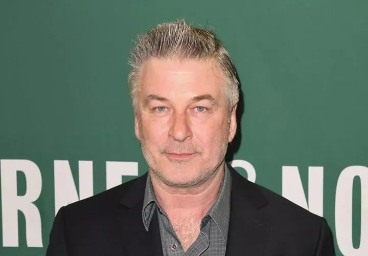Alec Baldwin debía ser notificado de su cargo por agresión, dijo el portavoz.
