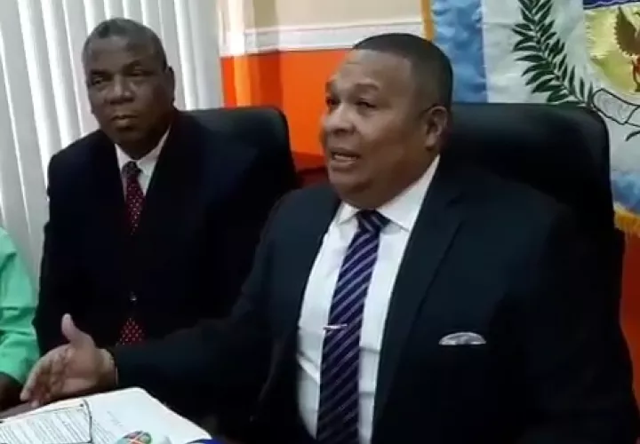 El salario base del alcalde de Colón, Alex Lee, es de $3,500.00 aproximadamente, lo que indica que su salario base más el aumento en gastos de representación hacían una suma de $14,300.00.