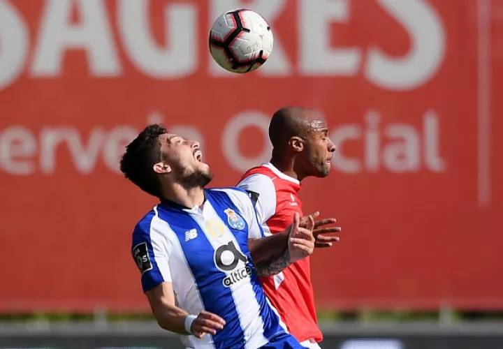 Alex Telles tuvo que salir del partido. Foto EFE