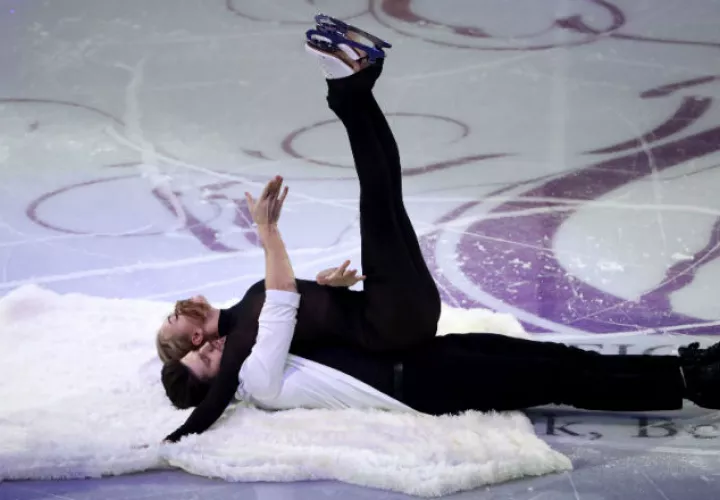 Alexandra Stepanova e Ivan Bukin durante su rutina en el campeonato de patinaje. Foto EFE