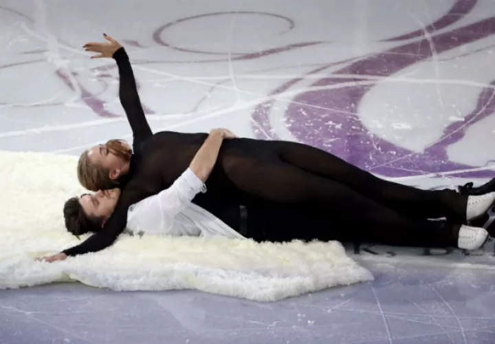 Alexandra Stepanova e Ivan Bukin durante su rutina en el campeonato de patinaje. Foto EFE