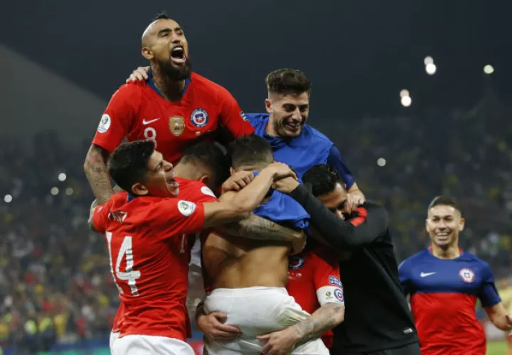 Los jugadores de Chile celebran con Sánchez el penal definitivo. Foto AP