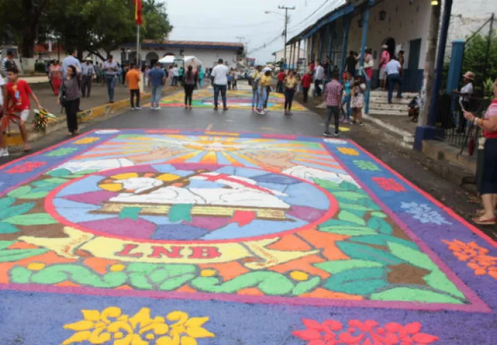 Las alfombras son hechas de aserrín y sal. Foto: Thays Domínguez. 